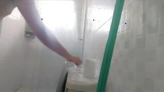 Betrapt onder de douche: Braziliaanse amateur van middelbare leeftijd streelt zijn enorme penis voordat hij wild anaal wordt gepenetreerd.