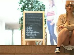 Exhib d'une jolie blonde à forte poitrine