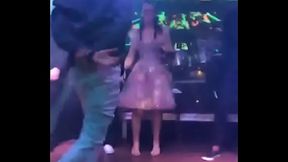 Pop maniaco dan&ccedil_ando em boate gay