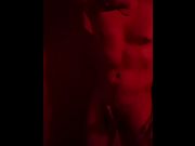 Latino amateur jugando bajo la luz roja - POV Casero 🔴😈