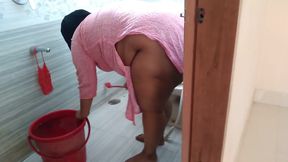 The Owner Fucked the Saudi Maid While She Was Cleaning the Bathroom Naked - and Gave Something Back