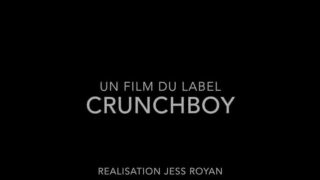 Sexo anal sem proteção e intenso com a amadora tatuada Jess Royan, comandada por Aaron e Dante Lucas, incluindo sexo oral, lambidas e uma ejaculação quente.