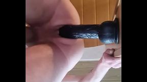 Daddy fickt sich mit xl Dildo im T&uuml_rrahmen in den arsch und spritzt ab