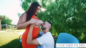 Hot Scarlett Venom's outdoor bareback hammering