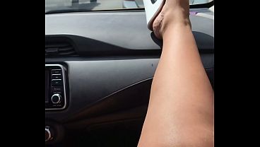 Exhibiendo a mi mujer en el coche y aprovecho para masajear su co&ntilde_o.