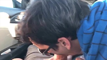 Pagando a corrida do Uber com uma mamada até tirar leite do motorista