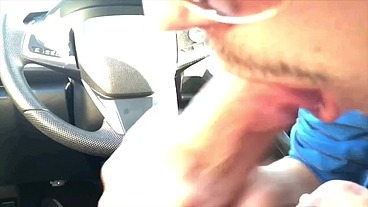 Pagando a corrida do Uber com uma mamada até tirar leite do motorista