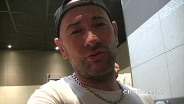 il suce un mec dans la jacuzzy devant les gens