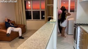 fui arruma a maquina de uma cliente, e o marido intertido com a televisao, e deixou q mulher gostosa do meu lado, fodi ela bem gostoso escondido dele