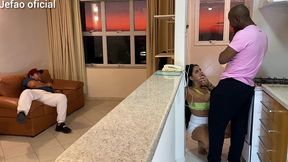fui arruma a maquina de uma cliente, e o marido intertido com a televisao, e deixou q mulher gostosa do meu lado, fodi ela bem gostoso escondido dele