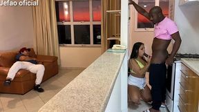 fui arruma a maquina de uma cliente, e o marido intertido com a televisao, e deixou q mulher gostosa do meu lado, fodi ela bem gostoso escondido dele