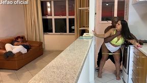 fui arruma a maquina de uma cliente, e o marido intertido com a televisao, e deixou q mulher gostosa do meu lado, fodi ela bem gostoso escondido dele