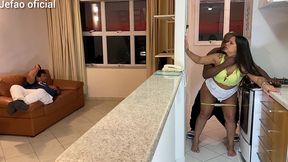 fui arruma a maquina de uma cliente, e o marido intertido com a televisao, e deixou q mulher gostosa do meu lado, fodi ela bem gostoso escondido dele