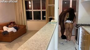 fui arruma a maquina de uma cliente, e o marido intertido com a televisao, e deixou q mulher gostosa do meu lado, fodi ela bem gostoso escondido dele
