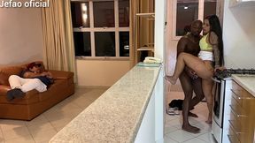 fui arruma a maquina de uma cliente, e o marido intertido com a televisao, e deixou q mulher gostosa do meu lado, fodi ela bem gostoso escondido dele