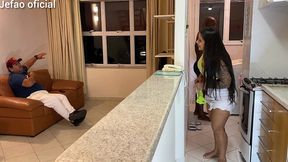 fui arruma a maquina de uma cliente, e o marido intertido com a televisao, e deixou q mulher gostosa do meu lado, fodi ela bem gostoso escondido dele