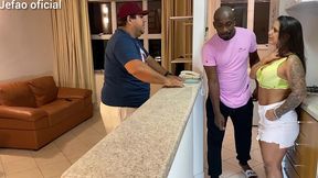 fui arruma a maquina de uma cliente, e o marido intertido com a televisao, e deixou q mulher gostosa do meu lado, fodi ela bem gostoso escondido dele