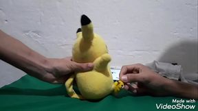 Pikachu tra&ccedil_ando a vara no pichu , com jogo de futebol de fundo