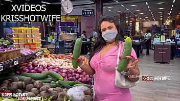 Kriss Hotwife Sendo Controlada Com Lush Na Buceta Escolhendo Pepino Grande e Grosso Para Fazer Salada Especial Pro Corno