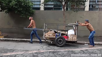 Catadores de papel&atilde_o transando com dois amigos!