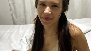 Gros plan en vue subjective : le cul serré d'une salope colombienne se fait baiser sans relâche