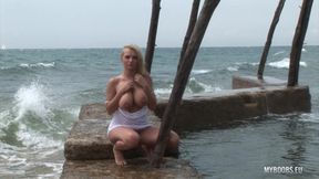 Ines Cudna in waves