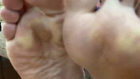 STEAM COMING FROM HER HOT AND STINKY GYM FEET FOG THE CAMERA - MOV MOB