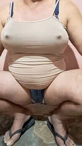 Mostrando o tamanho da minha bucetona