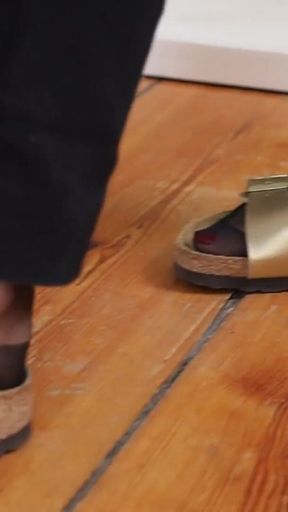 Minimalistic Nylon Moments - Dangling & Shoeplay