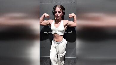 18yo TikTok Live Stretching Mishap: Full Pussy Reveal!