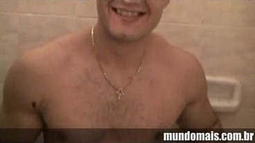 Yuri Gaucho tomando banho e se masturbando