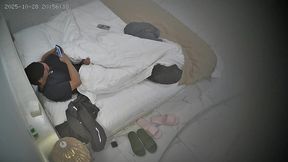 新流出酒店偷拍❤️年輕情侶下班去開房一上床就迫不及待卿卿我我連幹兩炮