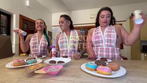 comendo donuts usando apenas avental