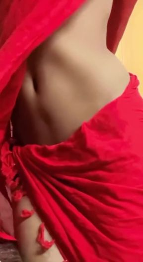 Hotty Indian model shows off her sexy belly in public