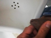 pissing desesperado en un baño publico me descubren graband, primendor plano