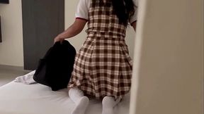 HIJASTRA CACHONDA LLEGA DE LA ESCUELA PARA JUGAR CON SU CO&Ntilde_O Y ES DESCUBIERTA POR SU PADRASTRO MORBOSO Y PERVERTIDO