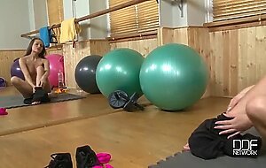Russian fitness babe fucks herself in the gym