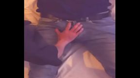 Mi compa&ntilde_ero de habitacion llega mareado del bar lo toco por encima de su ropa hasta exitarlo