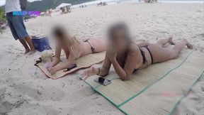 me exibindo com a minha amiga thay para o vendedor de queijo na praia...