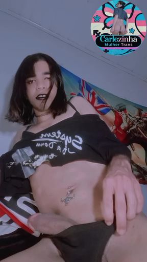Carlezinha 🏳️‍⚧️ — Mulherzinha trans  de calcinha fio dental, pica linda brilhando