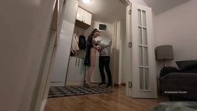 Amateur wife gets naked with delivery guy