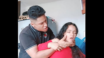 Mi vecina cachonda siempre que sale su esposo a trabajar se escapa para que yo la folle