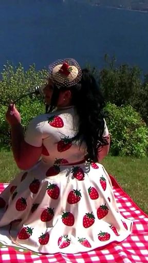 Miss Strawberry Retro Picknick in Italy