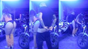 teniendo sexo con el mecanico despues de que arreglo mi moto