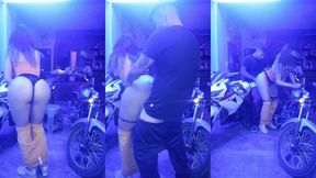 teniendo sexo con el mecanico despues de que arreglo mi moto