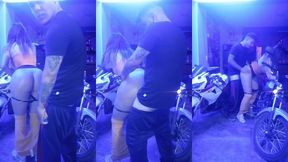 teniendo sexo con el mecanico despues de que arreglo mi moto