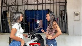 mi vecina esta lavando su moto y la invito a mi casa y follamos en la sala