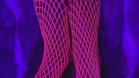 Melove sexy small feet in neon pink fishnet on the pool table