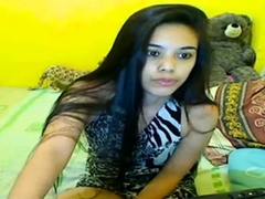 Nice ass and shaved pussy of a thai girl in webcam, lovely!