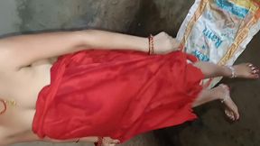 भाभी बाथरूम में खड़े खड़े मूत रही देशी भाभी